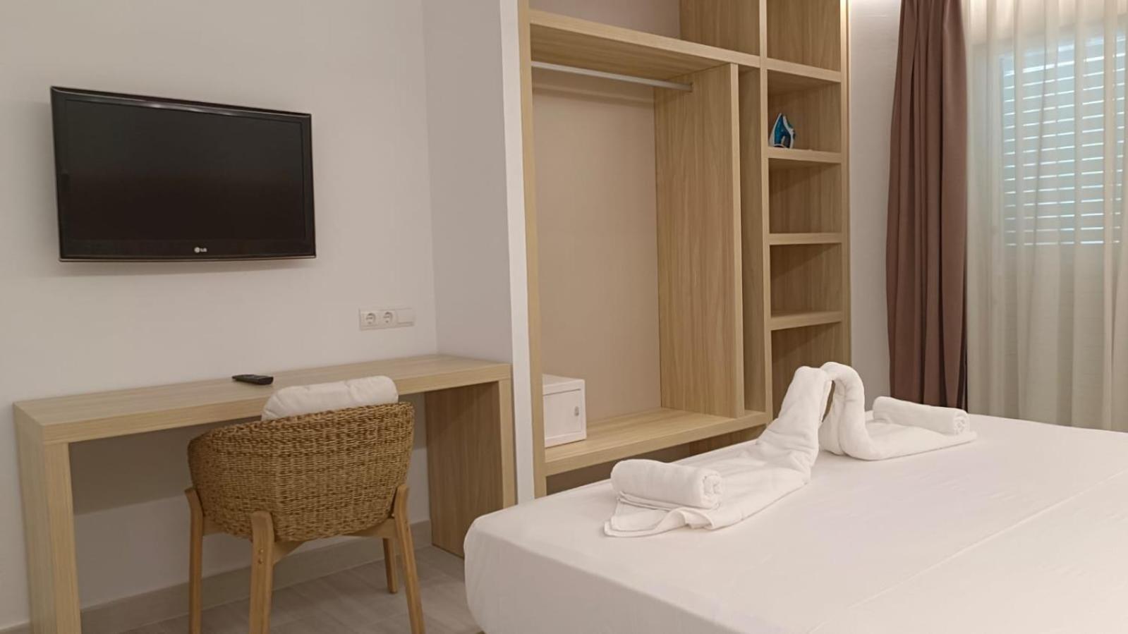 Hotel Roca Bella Es Pujols Kültér fotó